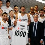Florentino Pérez hizo entrega a Reyes de una camiseta conmemorativa de sus 1000 partidos como madridista