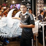 James Rodríguez presentó la camiseta de la Champions en la Tienda Oficial de La Esquina del Bernabeu
