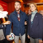 Sergio Ramos le firmó un balón a Froilán, el hijo de la Infanta Elena