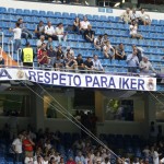 Pancarta a favor de Casillas y cánticos en la grada: «Iker, Iker»
