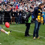 Los jugadores madridistas patearon bales de fútbol australiano