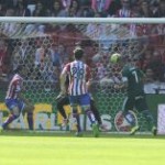 El Betis remonta y asalta El Molinón (1-2) con goles de Joaquín y Rubén Castro