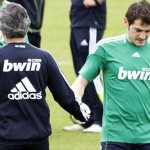 Mourinho: » Le di la mano a Casillas, antes de empezar. No hay más historia»