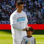El pequeño Zied salió al césped con Cristiano Ronaldo