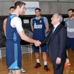 Florentino Pérez saluda a la plantilla de baloncesto