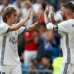 Ramos felicita a Modric por el premio