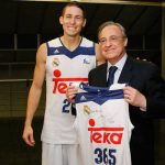 Florentino Pérez entregó a Carroll una camiseta por sus 365 partidos