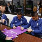Los jugadores firmaron autógrafos a los aficionados japoneses