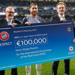 Ramos entregó un cheque de 100.000 euros a la Cruz Roja en nombre de la UEFA