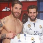 La plantilla regaló camisetas a Nacho y Ramos por sus 100 y sus 500 partidos con el Real Madrid