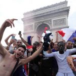 ¡¡PARÍS ES UNA FIESTA!!. Millones de personas abarrotan los Campos Eliseos y celebran el segundo mundial de Francia