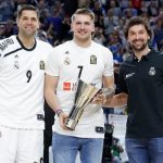 Luka Doncic recibió el homenaje del Real Madrid: El presidente Florentino le entregó una réplica del Santiago Bernabéu.