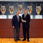 Florentino Pérez galardonado con la insignia de oro y brillantes de la Asociación de Exjugadores del Real Madrid