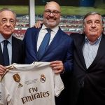 El presidente Florentino Pérez entregó una camiseta del Real Madrid al fundador de la Champions Cup, Charlie Stillitano.