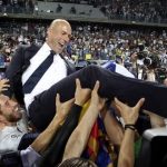 Tres días para que se repita esta imagen: Zidane manteado por sus jugadores.