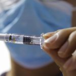 Pequeño contratiempo: La Vacuna de Oxford suspendida en una fase 3 por mielitis transversa en un paciente