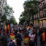 Manifestaciones en Madrid contra la sede del PSOE al grito de » el aire apesta ya está aquí, La Sexta»