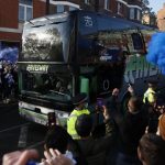 El autobús del Real Madrid recibió los impactos de botes de humo y latas a su llegada a Stamford Bridge
