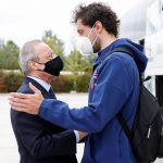 Florentino Pérez visita a la plantilla de baloncesto antes del viaje a Estambul
