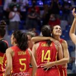 El equipo femenino de baloncesto derrota a las campeonas de Europa
