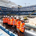 Varios jugadores de la primera plantilla y el cuerpo técnico visitan las obras del Bernabéu