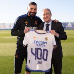Benzema recibe una camiseta conmemorativa por sus 400 partidos de Liga