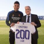 Florentino Pérez entrega a Casemiro una camiseta conmemorativa por sus 200 partidos de Liga
