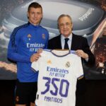 Kroos recibe una camiseta conmemorativa tras cumplir 350 partidos con el Real Madrid