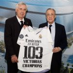 Florentino Pérez entregó a Ancelotti una camiseta conmemorativa tras conseguir ser el entrenador con más victorias en Champions