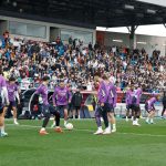Los aficionados asisten al entrenamiento a puerta abierta del Real Madrid en el Alfredo Di Stéfano