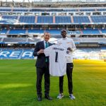 El atleta ugandés, Joshua Cheptegei, visitó el Santiago Bernabéu