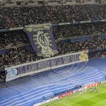 » En el lado bueno de la historia», el tifo de la grada FANS RMCF a la salida de ambos equipos al césped del Bernabéu.