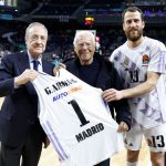 Florentino Pérez y Sergio Rodríguez entregaron una camiseta del Real Madrid a Giorgio Armani