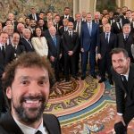 El tradicional «selfie» de Llull no faltó en la visita del Real Madrid al Rey Felipe VI