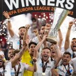 El Real Madrid felicita al Sevilla tras conseguir la UEFA Europa League