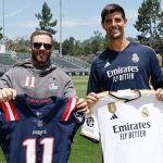 El exjugador de la NFL, Julian Edelman visita al Real Madrid