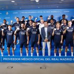 La plantilla del Real Madrid reciben las tarjetas digitales de Sanitas