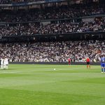 El Bernabéu guardó un minuto de silencio por los madridistas fallecidos en el último año y por Luis Suárez, Bahamontes, el escritor Ramón Lobo y el padre de Olga Carmona.