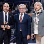 Chus Mateo recibe el premio al mejor entrenador del año de la AEEB