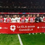 Los jugadores del Real Madrid y Atlético mostraron su apoyo a la ELA