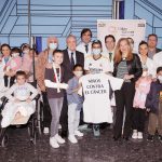 Florentino Pérez visita a los niños ingresados con cáncer en la Clínica Universidad de Navarra