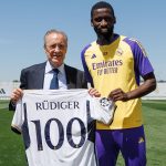 Rüdiger recibe una camiseta conmemorativa tras llegar a los 100 partidos con el Real Madrid