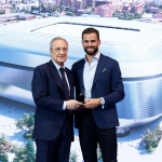 Nacho recibe la insignia de oro y brillantes del Real Madrid