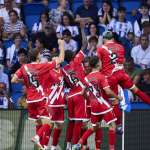 Resultados de la primera jornada de Liga: El Barça sufre pero no falla en Mestalla. Barça, Rayo y Celta comandan la tabla con 3 puntos.