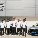 La plantilla de baloncesto recibe los vehículos BMW España