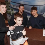 Courtois y Arda Güler firmaron autógrafos a los aficionados en el hotel de concentración