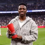 Vinicius recibe el trofeo al mejor jugador de LaLiga de noviembre