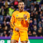 La plantilla del Real Madrid firmó a Mbappé el balón de su hat-trick al Valladolid