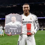 Mbappé recibe el trofeo al mejor jugador de LaLiga de enero