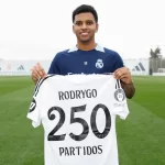 Rodrygo recibe una camiseta conmemorativa por sus 250 partidos